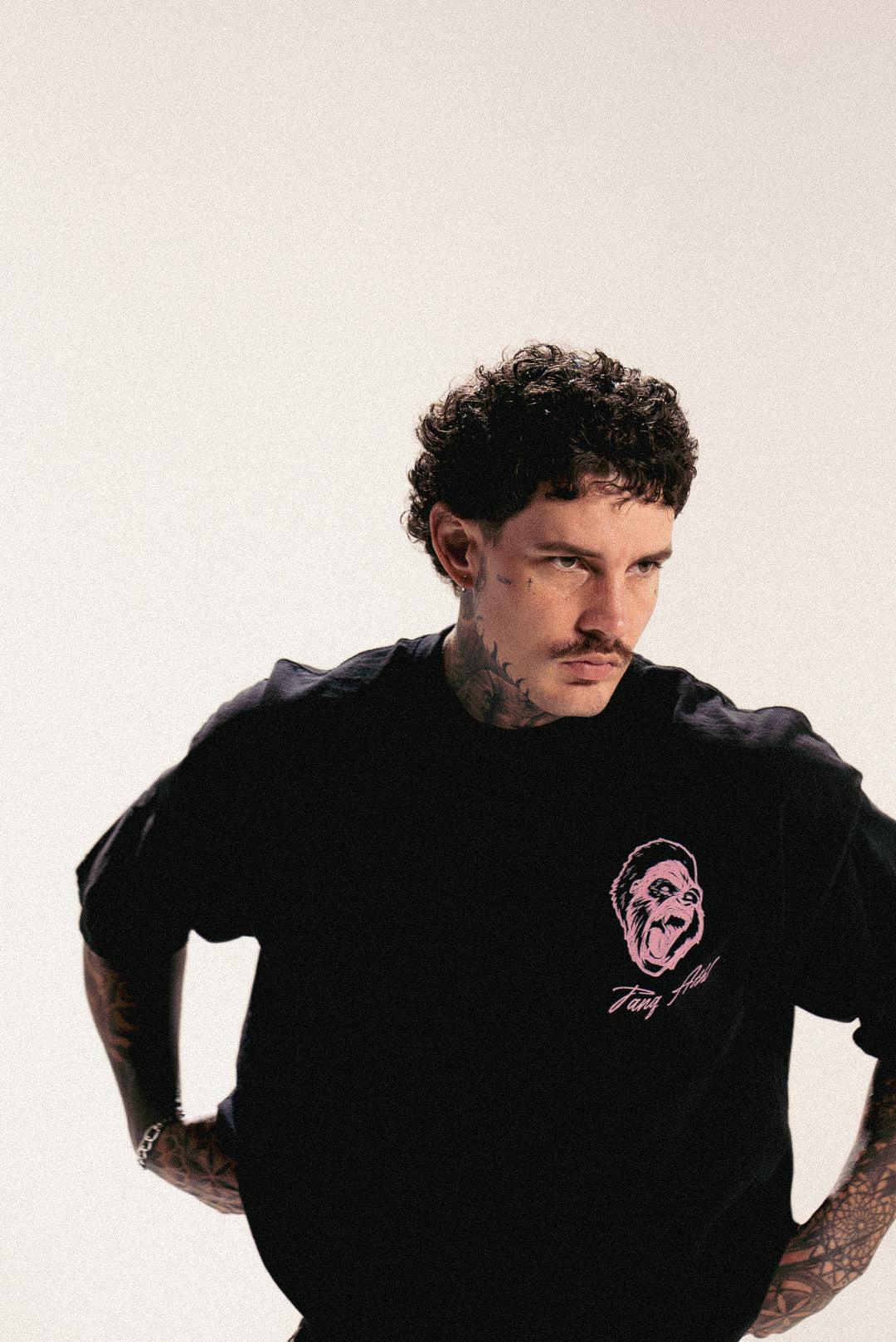 CLASSIC GORILLA TEE BLACK/PINK