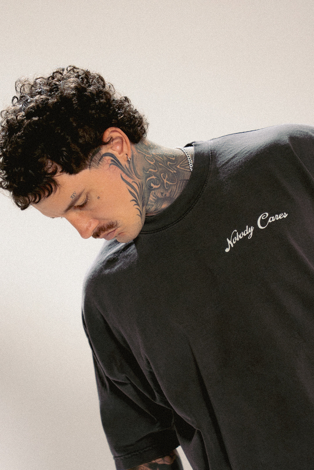 NOBODY CARES ARCH TEE VINTAGE CHARCOAL
